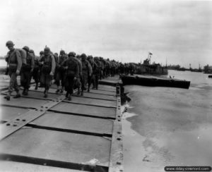 Personnels militaires utilisant un ponton du Mulberry A. Photo : US National Archives