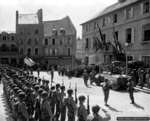 27 juin 1944 : cérémonie de la libération à 16h00 devant de l’Hôtel de ville de Cherbourg. Photo : US National Archives