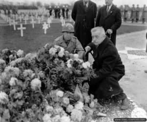 11 novembre 1944 : cérémonie du souvenir au cimetière militaire américain avec le colonel Bridges et le maire de Colleville, M. Poidevin. Photo : US National Archives