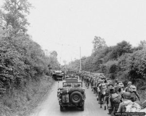 Des colonnes de la 35ème division d’infanterie progressent en direction du front au nord-ouest de Saint-Lô. Photo : US National Archives