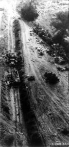 22 août 1944 : vue aérienne de véhicules allemands détruits dans le réduit de Chambois. Photo : US National Archives