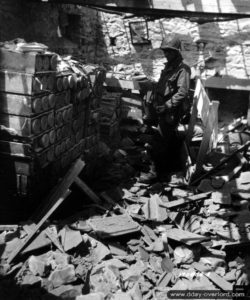 28 juin 1944 : un dépôt de munitions allemandes inspecté par un soldat américain à Cherbourg. Photo : US National Archives