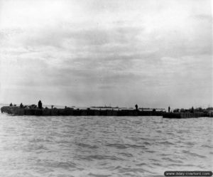 Ponton flottant en cours de déplacement avant son installation dans le dispositif du Mulberry A d'Omaha Beach. Photo : US National Archives