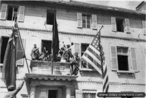 27 juin 1944 : cérémonie de la libération à 16h00 devant l’hôtel de ville de Cherbourg. Photo : US National Archives