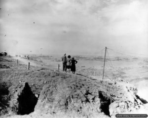 Des civils observent les opérations de débarquement depuis le Ruquet. Photo : US National Archives