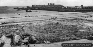 27 juin 1944 : Place Napoléon à Cherbourg avec la gare maritime en arrière-plan. Photo : US National Archives