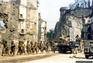 Des renforts américains au pied de la Tour des Beaux-Regards à Saint-Lô. Photo : US National Archives