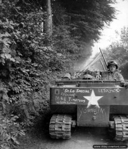 Un véhicule chenillé M-29 Weasel appartenant à la Charlie Company du 121st Engineer Combat Battalion de la 29th Infantry Division dans le secteur de Saint-Lô. Photo : US National Archives