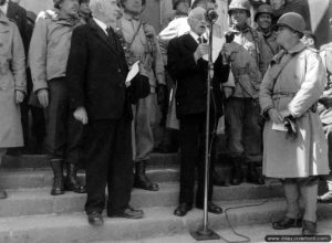 27 juin 1944 : discours du général Collins et du docteur Paul Renault, maire de Cherbourg, pour la libération de la ville. Photo : US National Archives