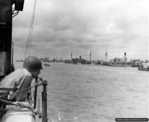 Mise en place du dispositif de brise-lames « Gooseberry » 2. Photo : US National Archives