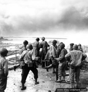 27 juin 1944 : le général Collins et son état-major observent la ville de Cherbourg depuis le Fort du Roule. Photo : US National Archives