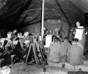 11 juillet 1944 : messe à Vierville célébrée par l'aumônier Theodore P. Bornhoeft. Photo : US National Archives