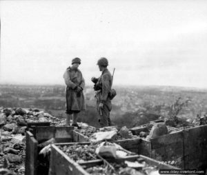27 juin 1944 : le général Collins et son état-major observent la ville de Cherbourg depuis le Fort du Roule. Photo : US National Archives