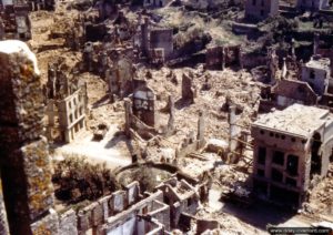 Le centre-ville de Saint-Lô en ruines en août 1944. Photo : US National Archives