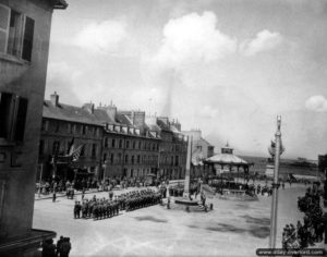 27 juin 1944 : cérémonie de la libération devant de l’Hôtel de ville à Cherbourg. Photo : US National Archives