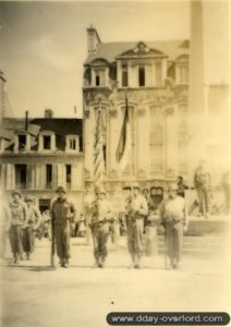 27 juin 1944 : cérémonie de la libération devant de l’hôtel de ville à Cherbourg. Photo : US National Archives