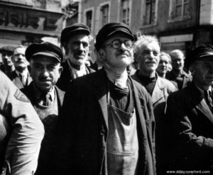 27 juin 1944 : cérémonie de la libération devant de l’hôtel de ville à Cherbourg. Photo : US National Archives