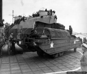 16 juin 1944 : le LST 543 et la remorque ST 760 accoste le ponton Whale et débarque sa précieuse cargaison. Ici, un véhicule amphibie DUKW. Photo : US National Archives