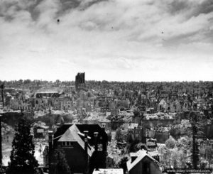 Le centre-ville de Saint-Lô en ruines. Photo : US National Archives