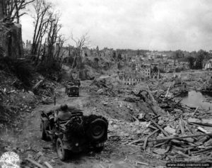 Le centre-ville de Saint-Lô en ruines. Photo : US National Archives