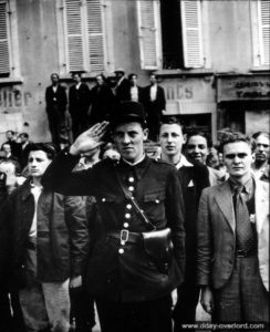 27 juin 1944 : cérémonie de la libération devant de l’hôtel de ville à Cherbourg. Photo : US National Archives