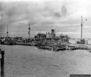 Mise en place du dispositif de brise-lames « Gooseberry » 2. Photo : US National Archives