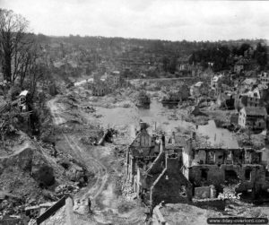 Le centre-ville de Saint-Lô en ruines. Photo : US National Archives