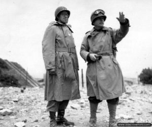 27 juin 1944 : le Major General Collins (US VII Corps) et le Lieutenant General Omar Bradley (1st US Army) observent la ville de Cherbourg depuis le Fort du Roule. Photo : US National Archives