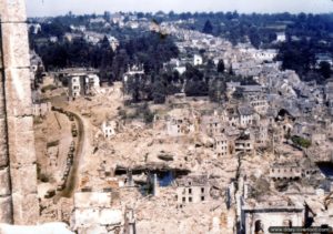 Le centre-ville de Saint-Lô en ruines en août 1944. Photo : US National Archives