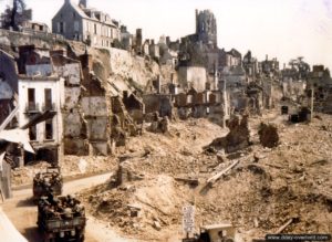 Le centre-ville de Saint-Lô en ruines en août 1944. Photo : US National Archives