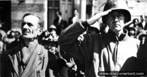 27 juin 1944 : cérémonie de la libération devant de l’hôtel de ville de Cherbourg. Photo : US National Archives