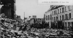 27 juin 1944, rue du Val de Saire à Cherbourg. Photo : US National Archives