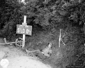 Le sergent Rex Potts appartenant à la police militaire de la 29ème division d’infanterie à l’entrée de Saint-Lô. Photo : US National Archives