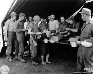7 juillet 1944 : distribution du repas dans un campement à Vierville-sur-Mer. Photo : US National Archives