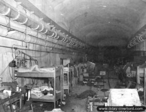 27 juin 1944 : salle de casernement creusée dans la montagne du Roule à Cherbourg. Photo : US National Archives