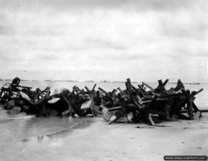 Obstacles de plage, en particulier des hérissons tchèques, rassemblés sur Omaha Beach. Photo : US National Archives