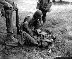 Un infirmier vient constater l’état d’un soldat allemand touché au visage à Saint-Lô. Photo : US National Archives