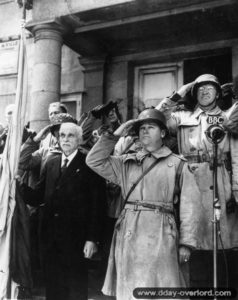 27 juin 1944 : cérémonie de la libération devant l’hôtel de ville de Cherbourg. Photo : US National Archives