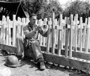 Confection de croix en bois par Alfonton Ortega pour le cimetière N°2. Photo : US National Archives