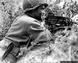 Le soldat Sam J. Abbott originaire de Chicago surveille un champ avec sa mitrailleuse calibre 30 dans le secteur de Saint-Lô. Photo : US National Archives