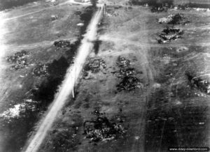 22 août 1944 : vue aérienne de véhicules allemands détruits dans le réduit de Chambois. Photo : US National Archives