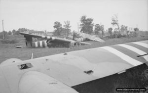 12 juillet 1944 : les planeurs N°1, 2 et 3 à proximité du Pegasus Bridge. Photo : IWM