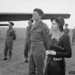 La Princesse Elizabeth aux côtés de James Hill assiste le 19 mai 1944 à une démonstration des troupes aéroportées britanniques. Photo : IWM