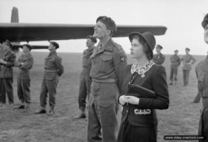 La Princesse Elizabeth aux côtés de James Hill assiste le 19 mai 1944 à une démonstration des troupes aéroportées britanniques. Photo : IWM