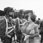 La Reine Elizabeth rend visite aux parachutistes le 19 mai 1944. En photo : le Corporal Jones du 22nd Independent Parachute Company. Photo : IWM