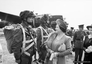 La Reine Elizabeth rend visite aux parachutistes le 19 mai 1944. En photo : le Corporal Jones du 22nd Independent Parachute Company. Photo : IWM