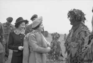 La Reine Elizabeth et la Princesse Elizabeth le 19 mai 1944 avec des tireurs d'élite des troupes aéroportées. Photo : IWM