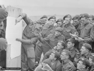 Instruction de la section du lieutenant Bob Midwood de la 22nd Independent Parachute Company. Photo : IWM