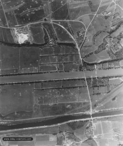 Les ponts sur l'Orne et le Canal de Caen avec les planeurs britanniques (photos du 5 juillet 1944). Photo : US National Archives