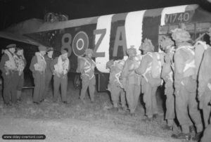 Des parachutistes s'apprêtent à embarquer dans un Stirling Mk 4 le 5 juin 1944. Photo : IWM